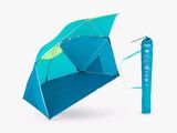 un parapluie bleu avec un manche vert à côté d'un sac bleu