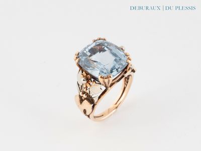 un gros plan d'une bague sertie d'une topaze bleue