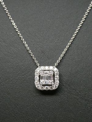un collier en or blanc orné d'une émeraude entourée de diamants