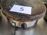 une casserole sur laquelle est inscrit un chiffre, posée sur une table
