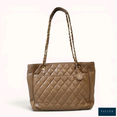 sac cabas Chanel en cuir matelassé avec anses en chaîne