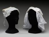 deux têtes de mannequins noires recouvertes de voiles blancs