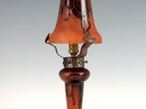 une lampe posée sur une table à côté d'une lampe