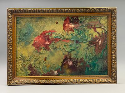 une peinture à l'huile représentant des fleurs, dans un cadre doré, sur fond blanc