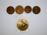 quatre types différents de pièces de bronze sont représentés sur un fond blanc