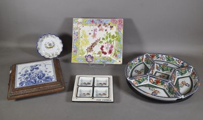 de nombreuses œuvres d'art différentes exposées sur la table