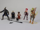 de nombreuses figurines posées sur une surface blanche