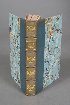 un livre ouvert, représentant un livre à la couverture bleue