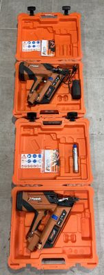 Trois coffres à outils orange sont alignés les uns à côté des autres sur le sol.