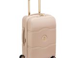 valise beige à roulettes, avec une poignée et des anses, sur fond blanc