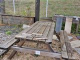 une table de pique-nique fabriquée à partir de planches de bois