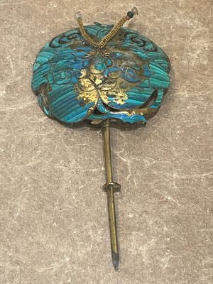 CHINE vers 1880 Élément de coiffe en cuivre et plume de mart…