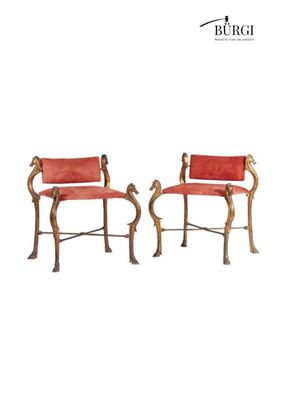 deux chaises avec un revêtement rouge, un revêtement rouge, un revêtement rouge, un revêtement rouge, un revêtement rouge, un revêtement rouge, un revêtement rouge, un revêtement rouge, un revêtement rouge
