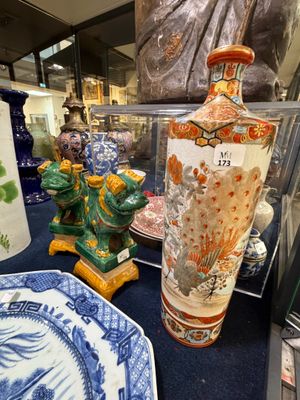 de nombreux vases et assiettes exposés dans une vitrine