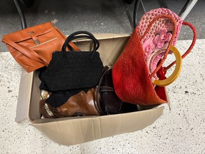 une boîte contenant plusieurs porte-monnaie et un sac à main