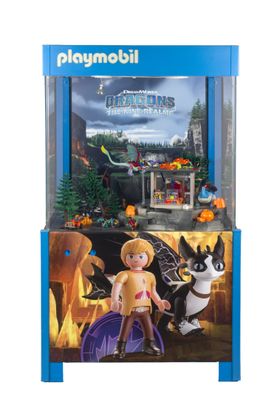 une vitrine Playmobil avec la photo d'une petite fille et d'un chien