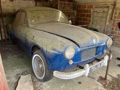 une vieille voiture qui prend la poussière dans un garage