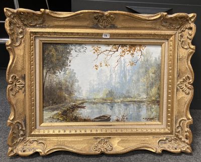 une peinture à l'huile représentant une scène de rivière avec un bateau dans l'eau