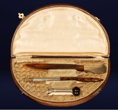un étui en cuir contenant un stylo, un couteau et d'autres objets