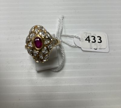 gros plan d'une bague sur une surface blanche avec une étiquette de prix