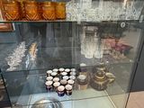 une vitrine en verre remplie de nombreux cupcakes