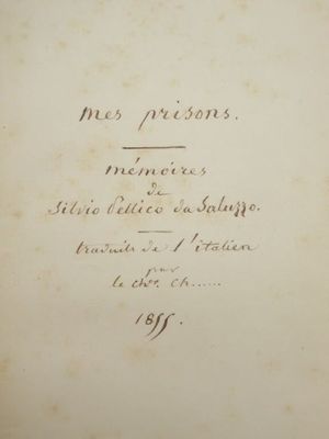 un vieux livre écrit posé sur une table