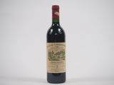 une bouteille de vin posée sur une table