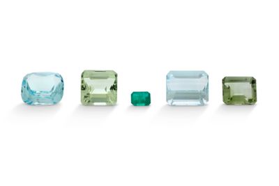 un ensemble de quatre pierres de couleurs différentes sur un fond blanc