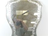une femme se prenant en photo dans un miroir