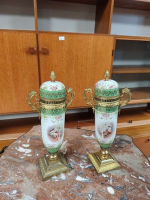 deux vases posés sur une table en marbre dans une pièce