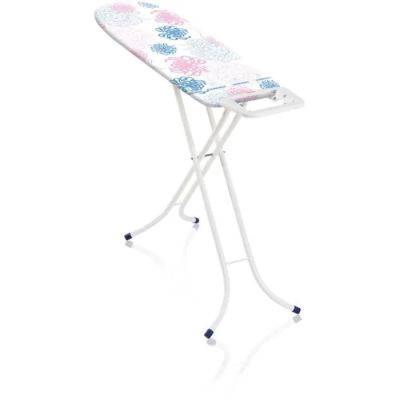 une table à repasser blanche posée sur une autre table à repasser blanche