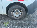 un gros plan d'un pneu sur le flanc d'une camionnette
