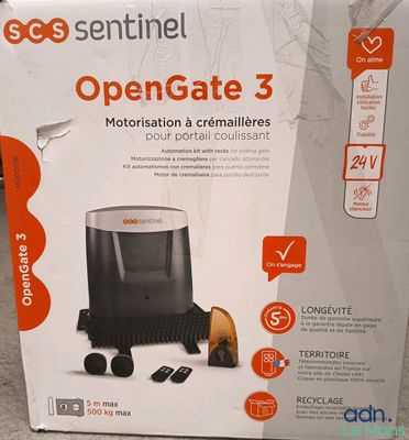 une cafetière dont l'emballage est ouvert, posée sur une table