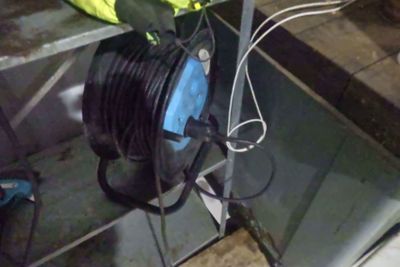 une plante qui pousse à partir d'une bobine posée sur une étagère