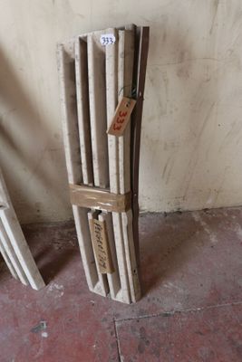 Dans une pièce, plusieurs morceaux de carton sont empilés les uns sur les autres.