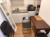 une petite cuisine avec une table et des chaises