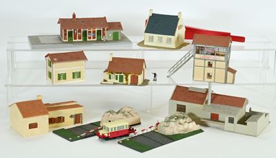 de nombreuses petites maisons miniatures exposées sur une étagère