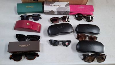 de nombreuses paires de lunettes de soleil posées sur une table