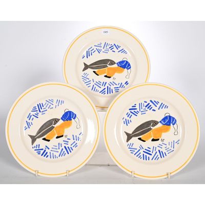 trois assiettes garnies de poisson posées sur une table