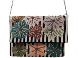 une image représentant un sac à main orné de fleurs