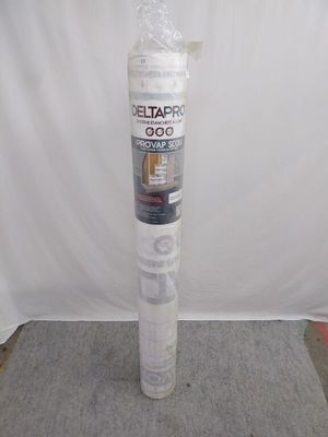 un rouleau de papier toilette par terre, à côté d'un autre rouleau de papier toilette