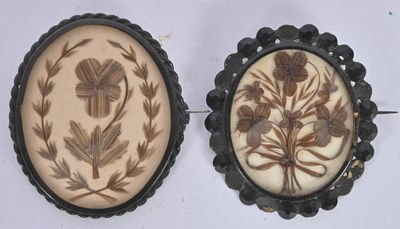 paire de broches anciennes en camée représentant des fleurs et des feuilles