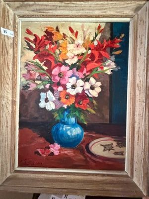une peinture de fleurs dans un vase bleu sur une table