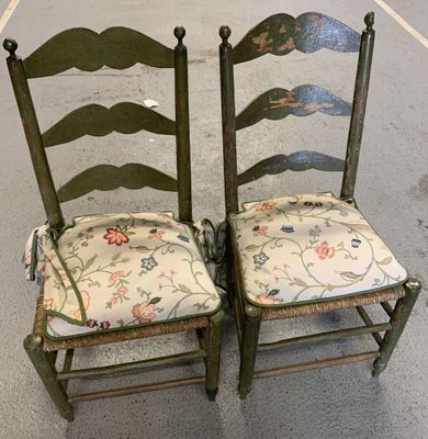 Paire de chaises en bois laqué vert.