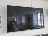 une télévision à écran plat accrochée au mur dans un salon