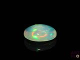 l'image d'une opale de feu blanche dans l'obscurité