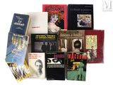 un grand nombre de livres posés sur une table