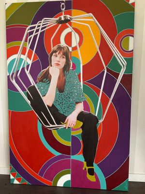 une photo d'une femme assise sur une chaise devant un tableau