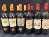 six bouteilles de vin sont alignées sur une table