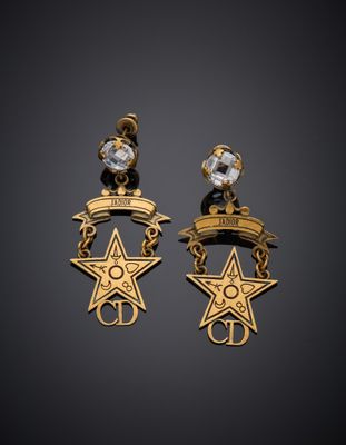 une paire de boucles d'oreilles en or ornées d'une étoile et d'un ruban
